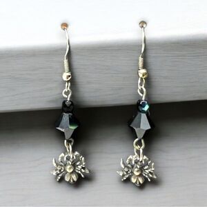 Vintage 90’s spider dangle earrings in silver tone with black iridescent beads